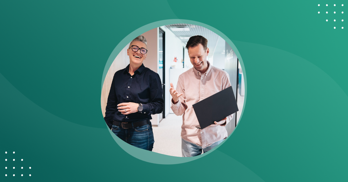 Bild von zwei Kollegen die sich im Büro unterhalten