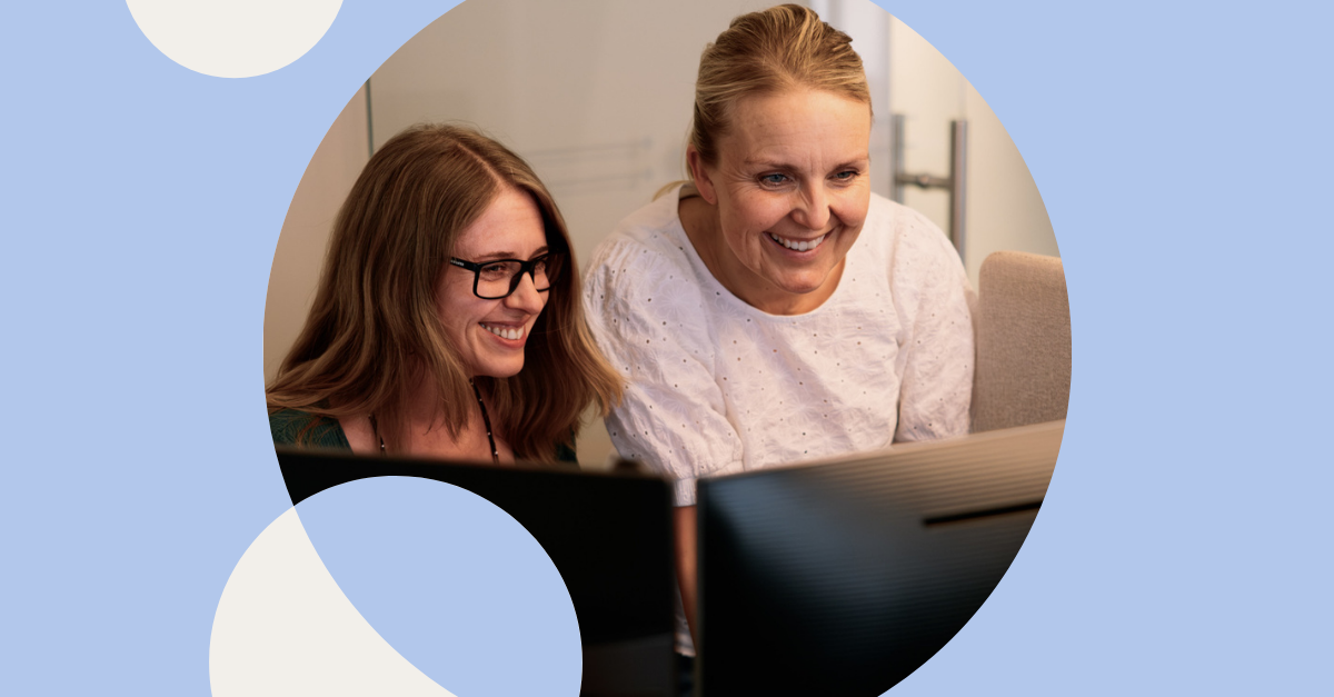 Foto von zwei Frauen bei der Arbeit im Büro