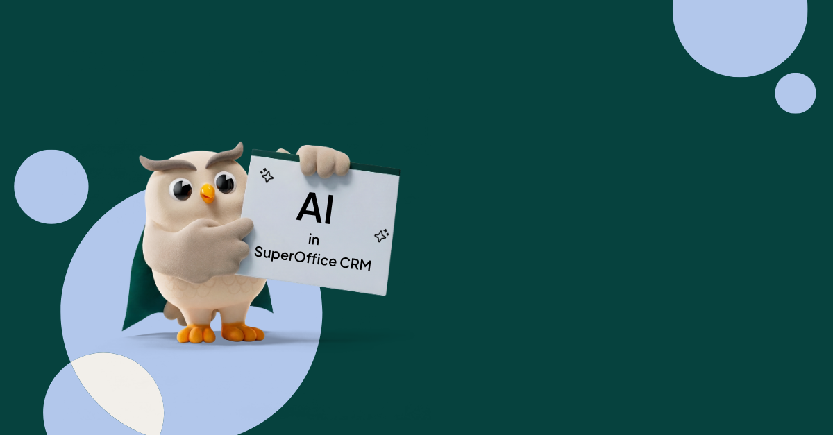 Hugo, das SuperOffice-Maskottchen, hält ein Transparent mit der Aufschrift „KI in SuperOffice“