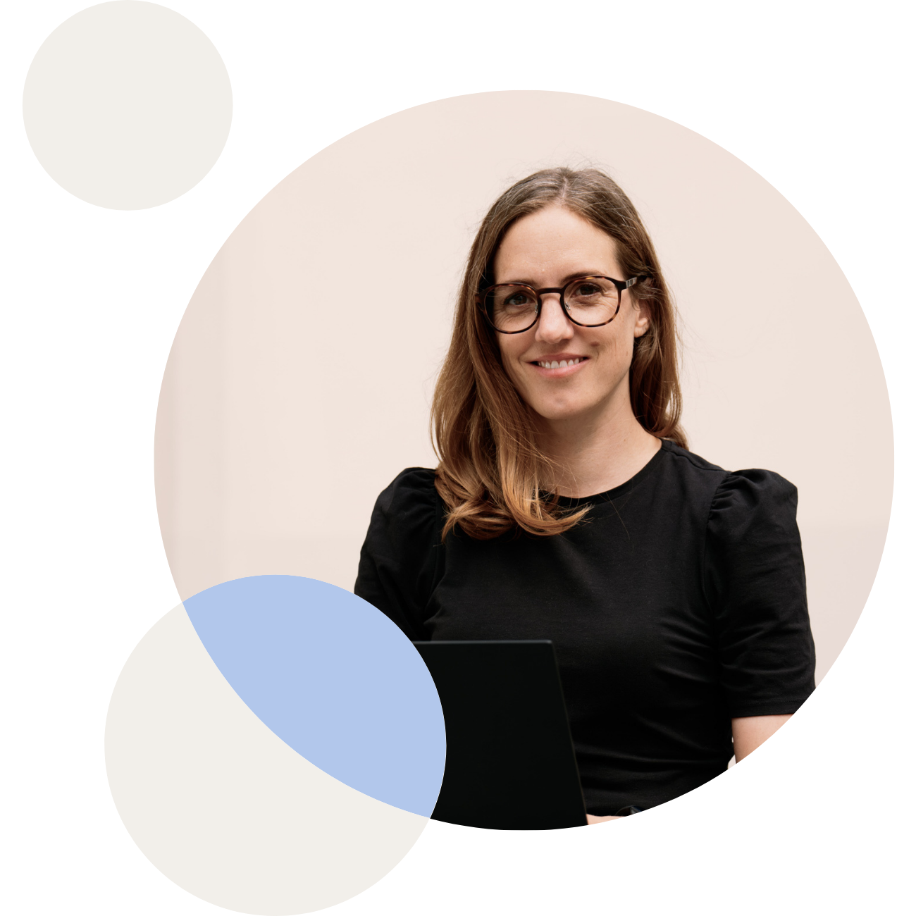 Mann, der Zahlen auf einem Diagramm zeigt