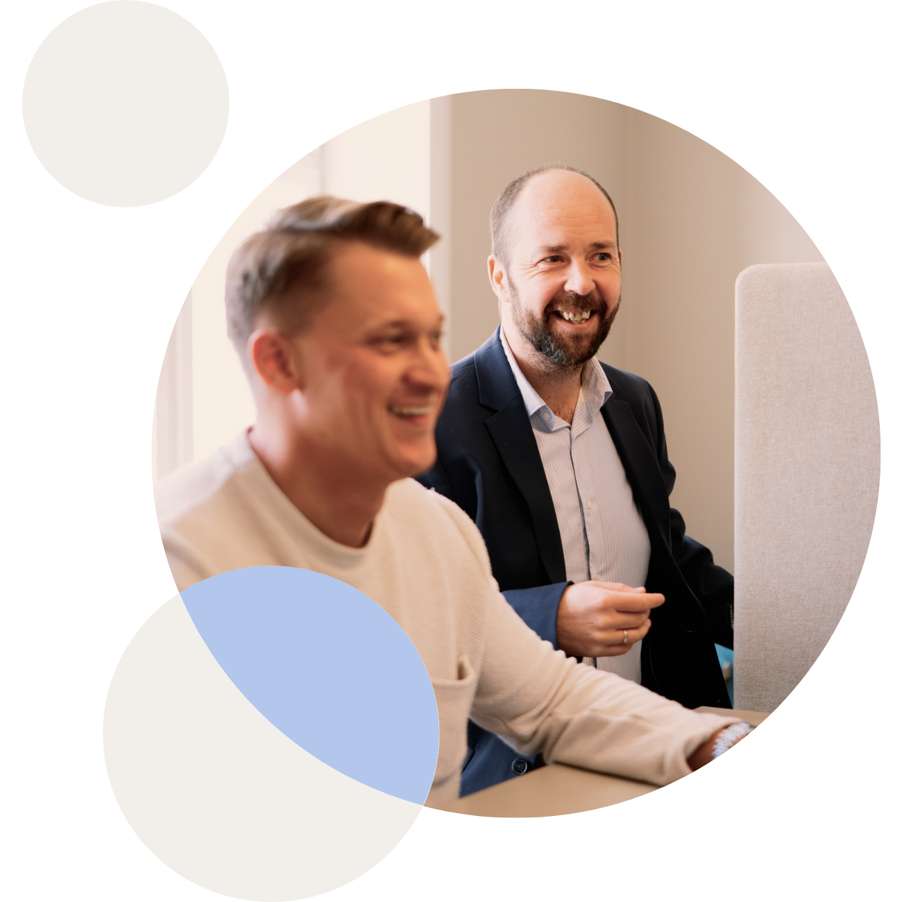  Frau prüft Lieferung